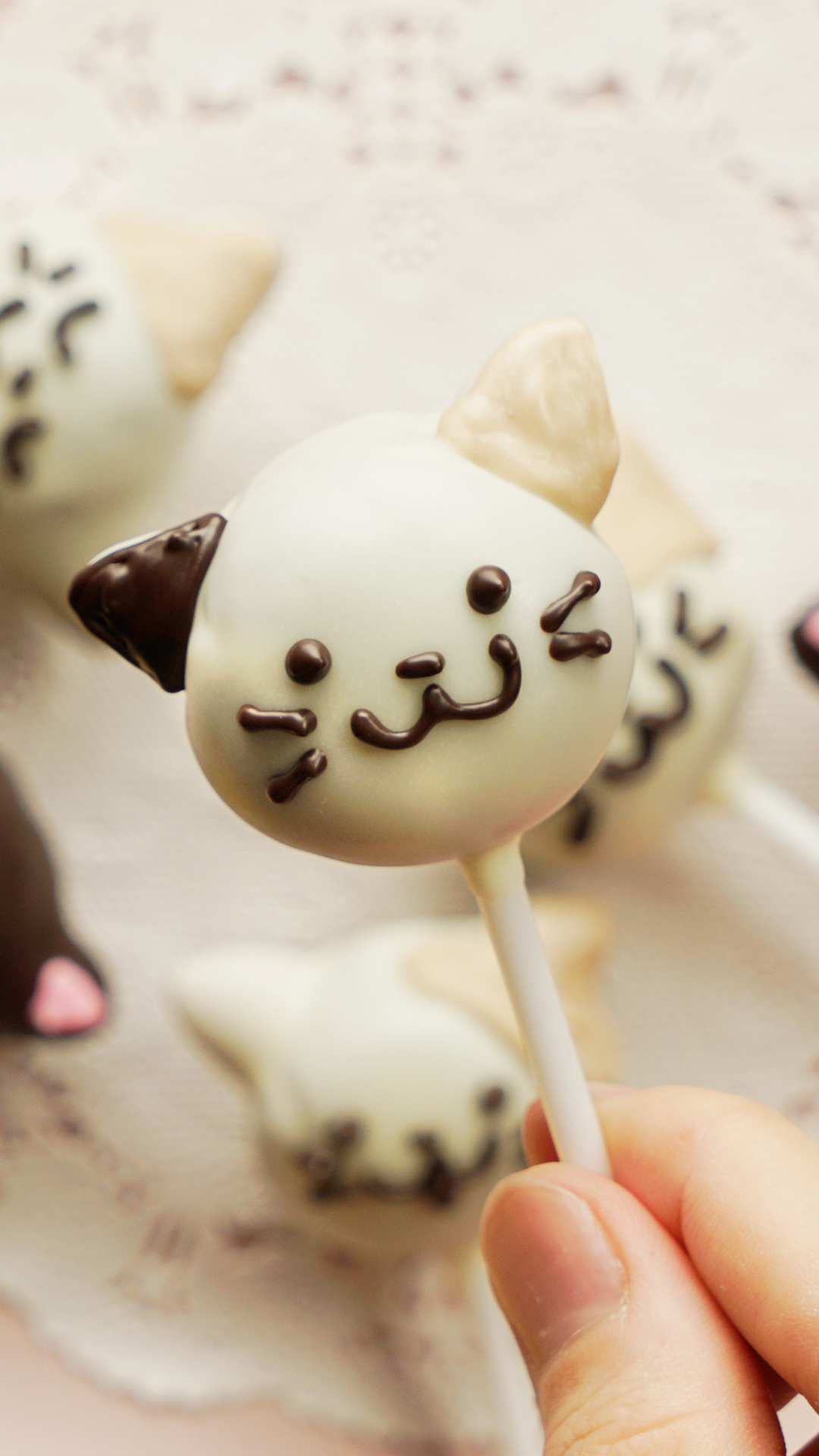 Purrfect Kitty Cake Pops